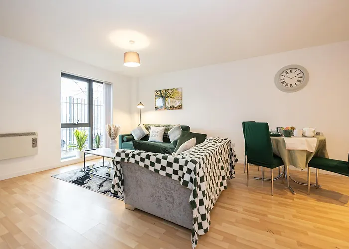 Manchester - Beautiful Serviced Apartment, Amazing Location, Close To Old Trafford, City Centre, Media City, Etihad, Coop Live, Ao Arena, Salford Quays, Sleeps Up To 6, With Free Private Car Parking