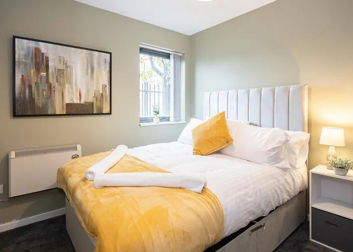 Manchester - Beautiful Serviced Apartment, Amazing Location, Close To Old Trafford, City Centre, Media City, Etihad, Coop Live, Ao Arena, Salford Quays, Sleeps Up To 6, With Free Private Car Parking